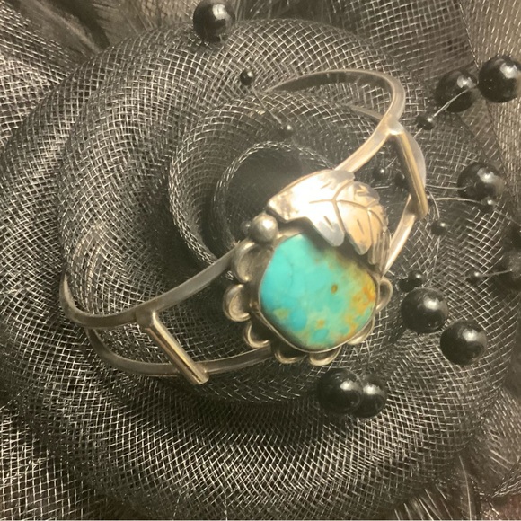 ♥️🧡Vintage sterling silver Navajo Turquoise and Silver Leaf clamper Bracelet. - Picture 2 of 8